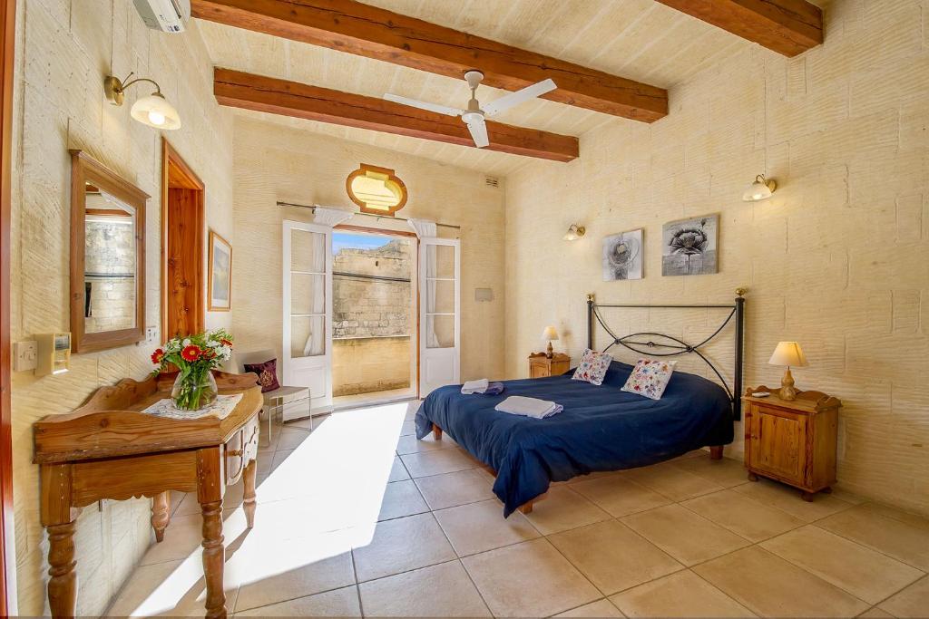 Postel nebo postele na pokoji v ubytování Ta' Trudy Farmhouse
