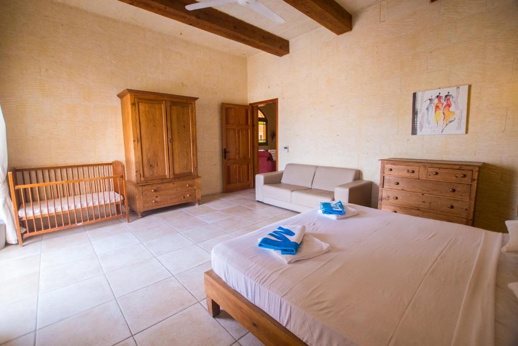 Postel nebo postele na pokoji v ubytování Ta' Trudy Farmhouse