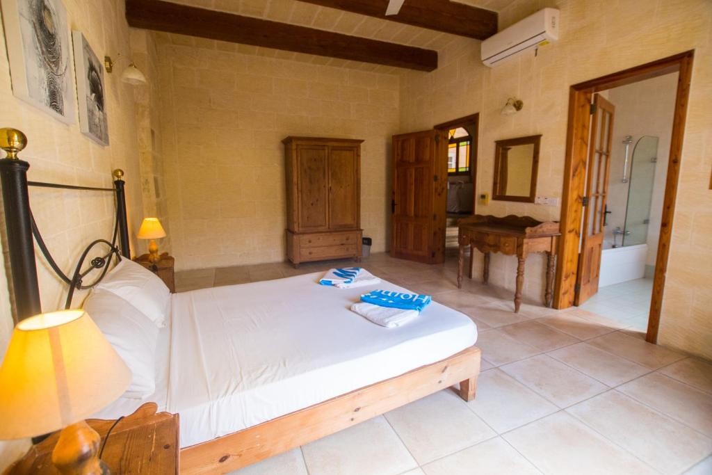 Postel nebo postele na pokoji v ubytování Ta' Trudy Farmhouse