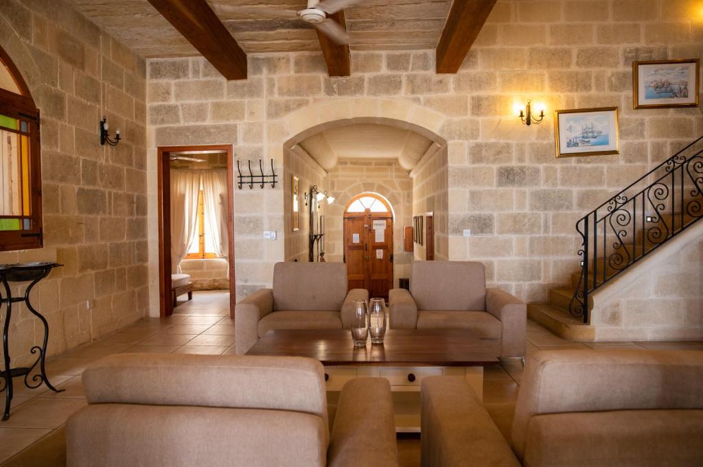Posezení v ubytování Ta' Trudy Farmhouse
