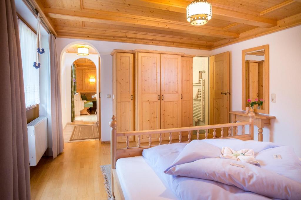 Postel nebo postele na pokoji v ubytování Haus Veidlis, Familie Obkircher