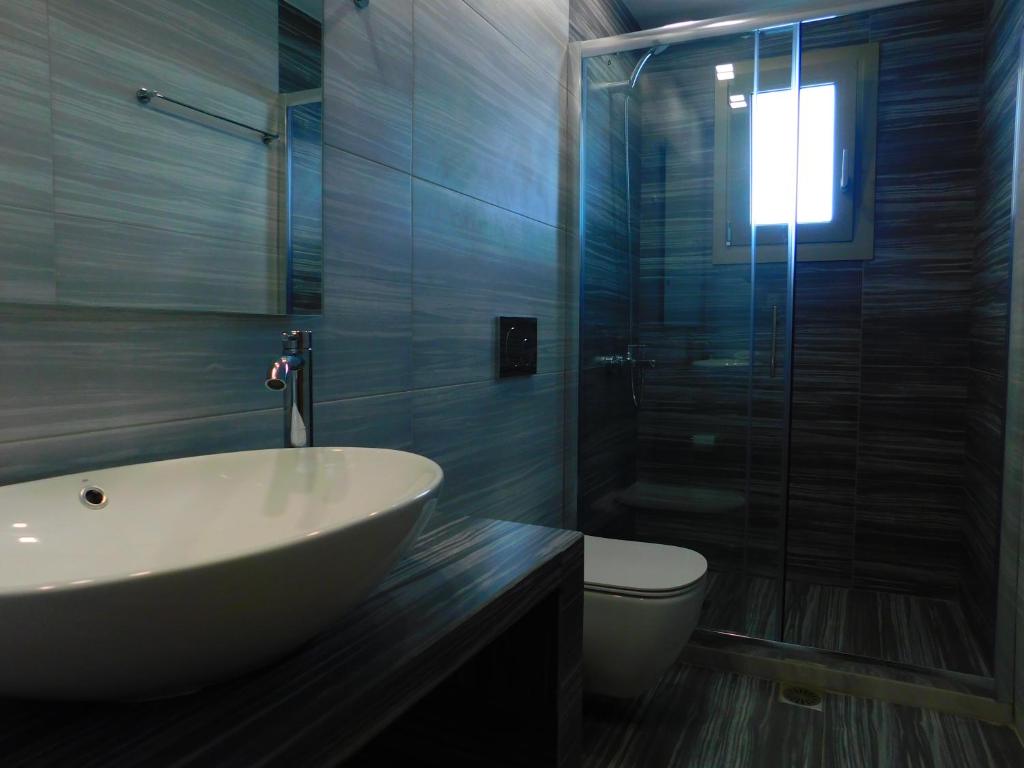 Kúpeľňa v ubytovaní AKTIS MAKRIGIALOS LUXURY APTS