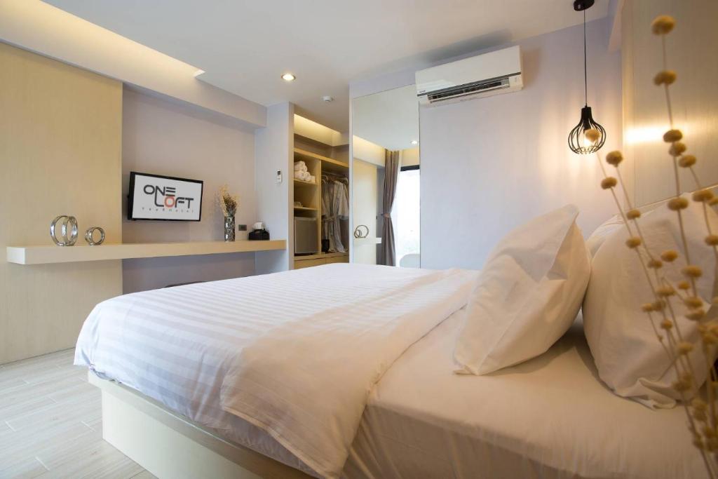 Postel nebo postele na pokoji v ubytování OneLoft Hotel