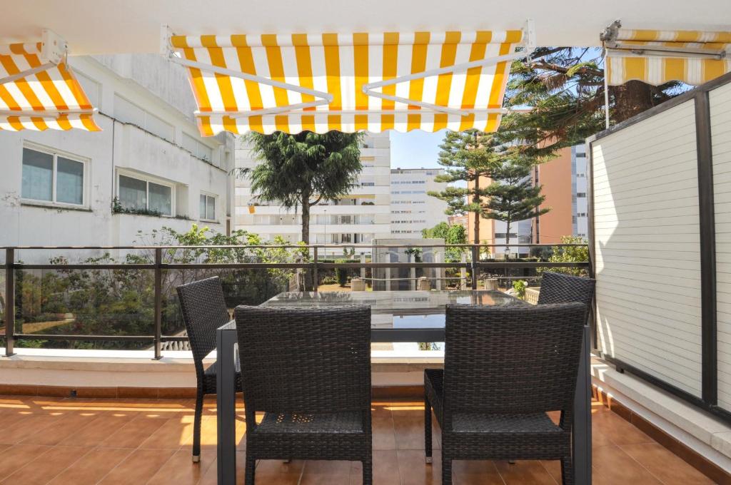 una mesa y sillas en un balcón con vistas en Apartment Alva Lloretholiday, en Lloret de Mar