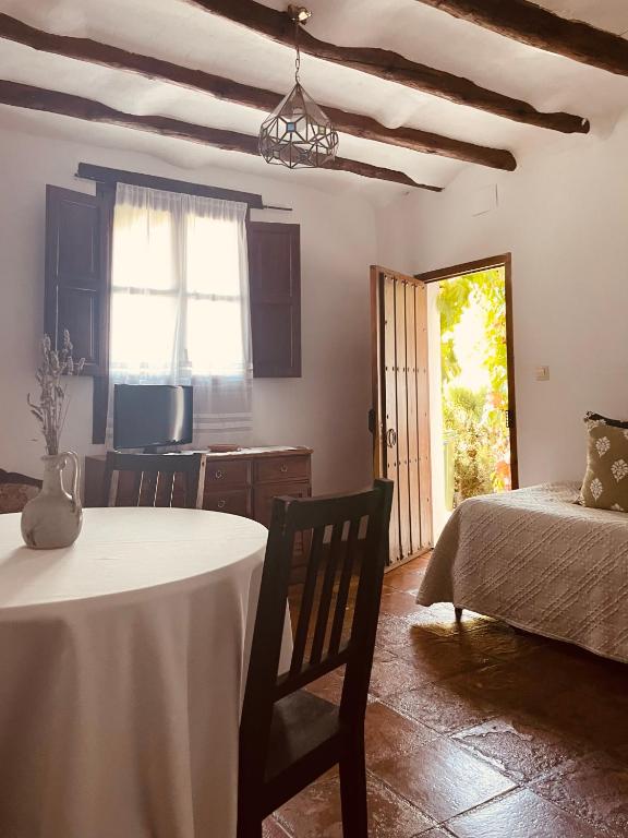 A television and/or entertainment centre at Casa Rural Catifalarga Alpujarra
