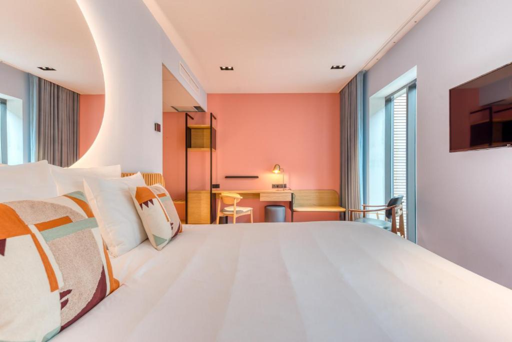 Postel nebo postele na pokoji v ubytování Mah Hotel