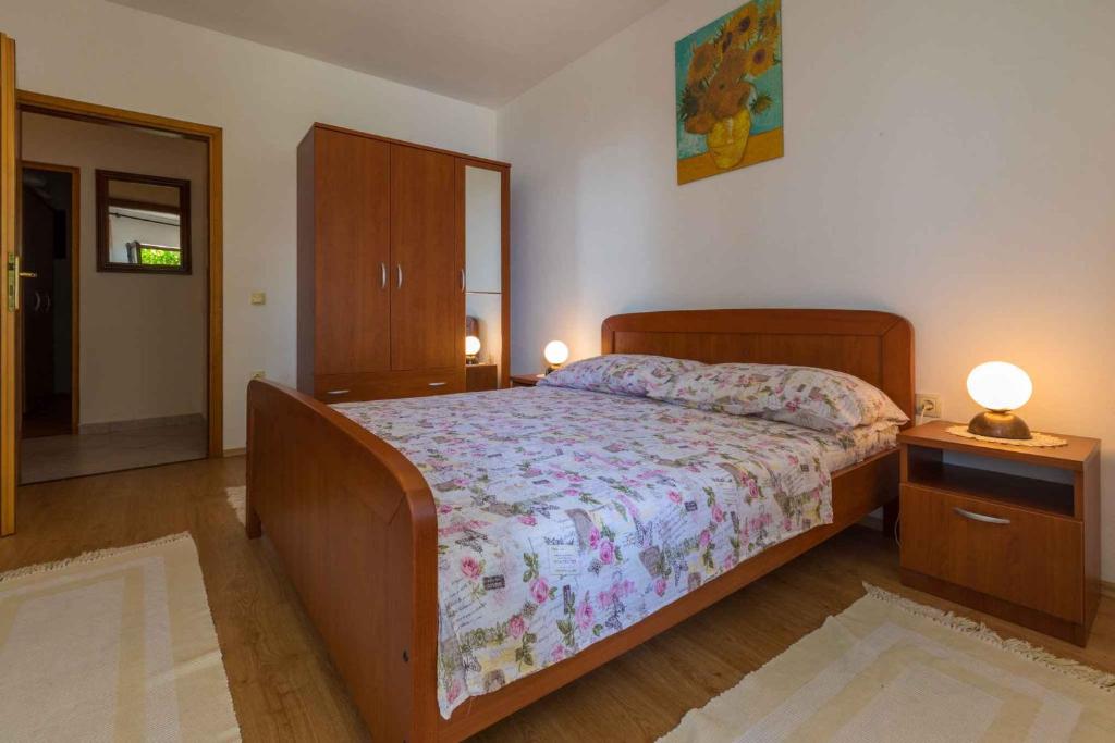 Postel nebo postele na pokoji v ubytování Two-Bedroom Apartment in Crikvenica XXXVII
