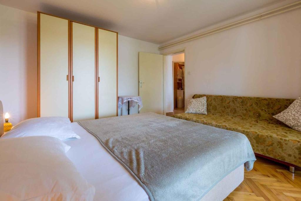 Postel nebo postele na pokoji v ubytování Apartments in Jadranovo 39264