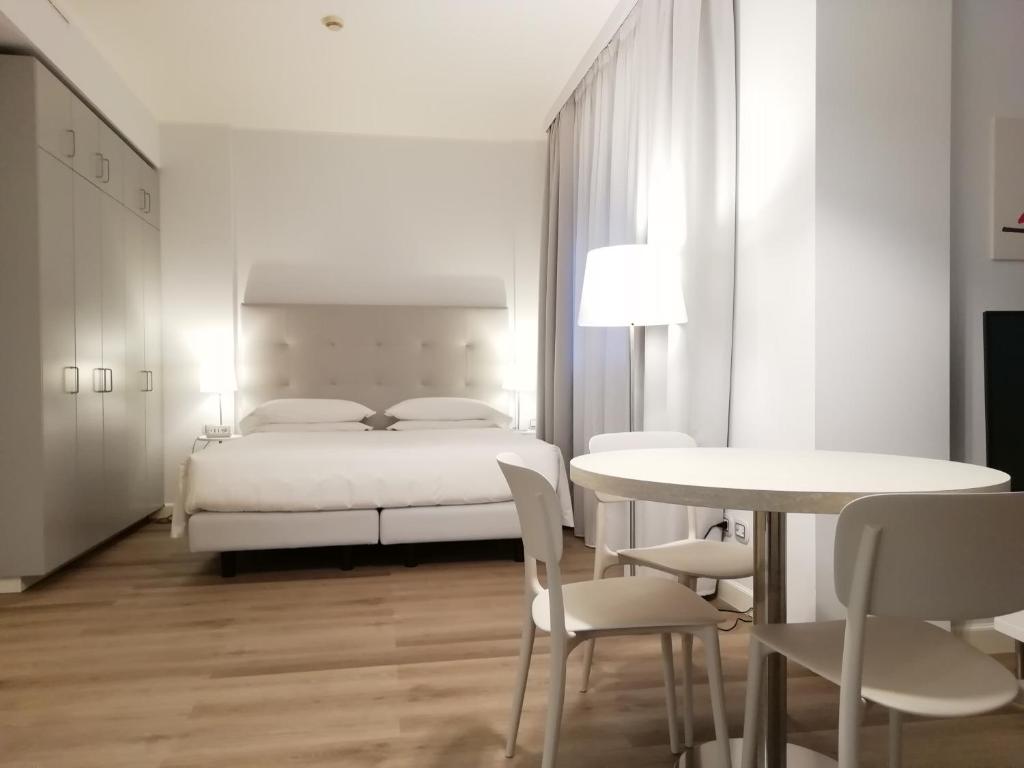 Un pat sau paturi într-o cameră la Delta Hotel Apartments