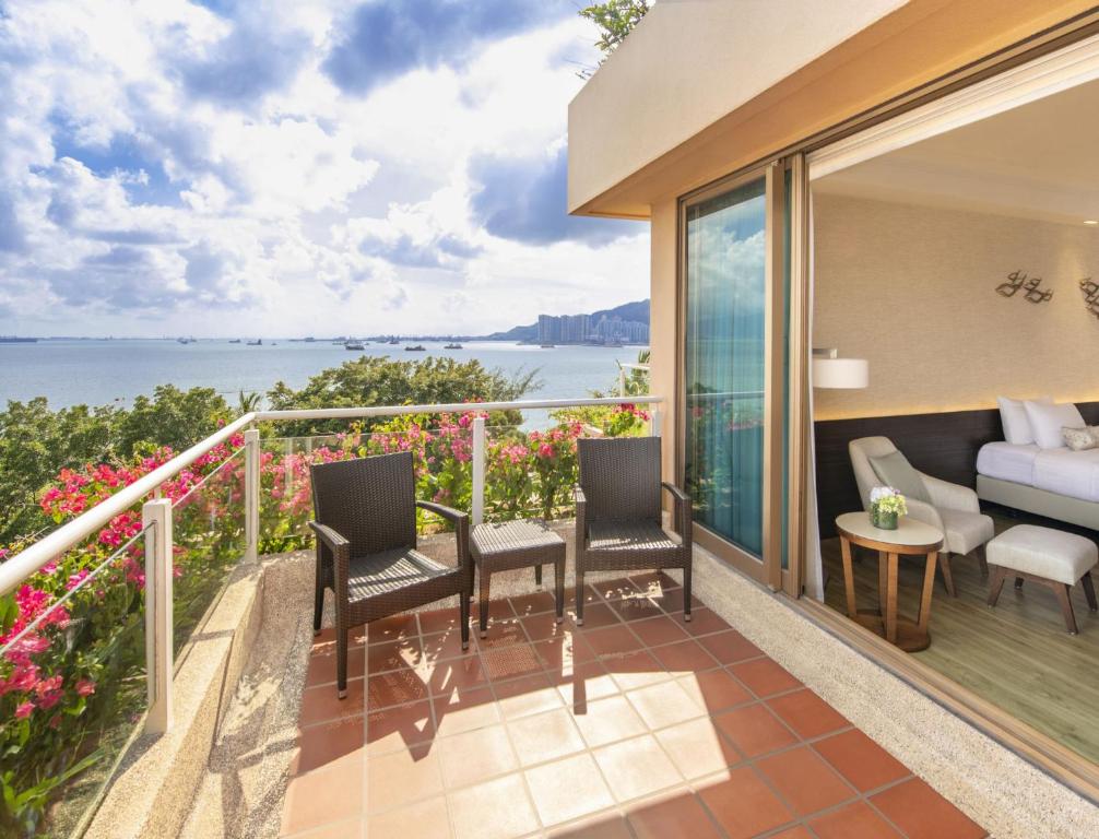 Un balcon sau o terasă la Hong Kong Gold Coast Hotel