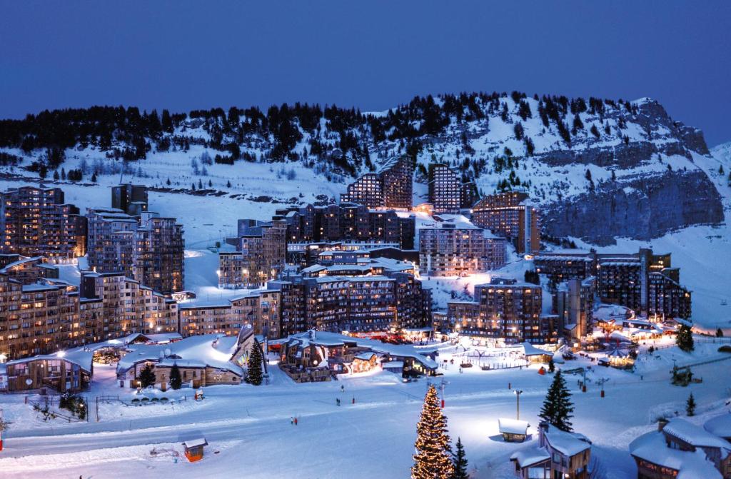 eine nächtliche Aussicht auf ein Skigebiet im Schnee in der Unterkunft Belambra Clubs Avoriaz - Les Cimes du Soleil in Avoriaz