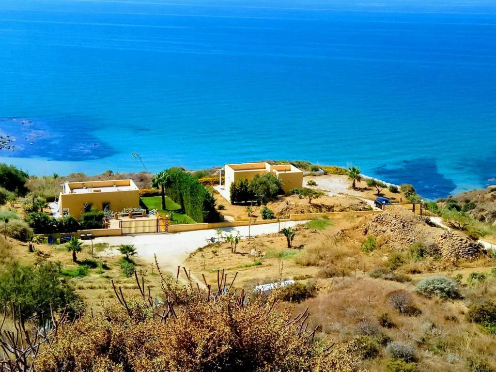 uma casa numa colina junto ao oceano em Villa Sonia em Realmonte