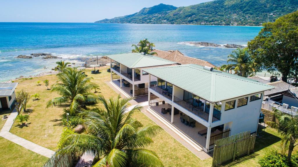 eine Luftaufnahme eines Hauses am Strand in der Unterkunft Beach Cottages in Bel Ombre