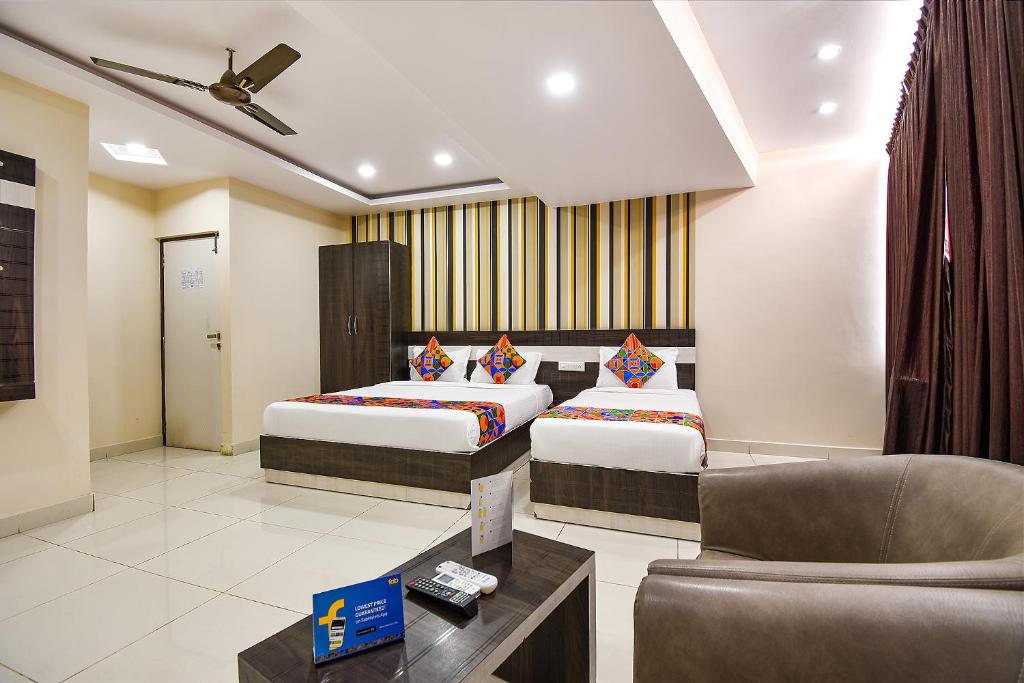 Letto o letti in una camera di FabHotel Rotano Suites - Yelahanka