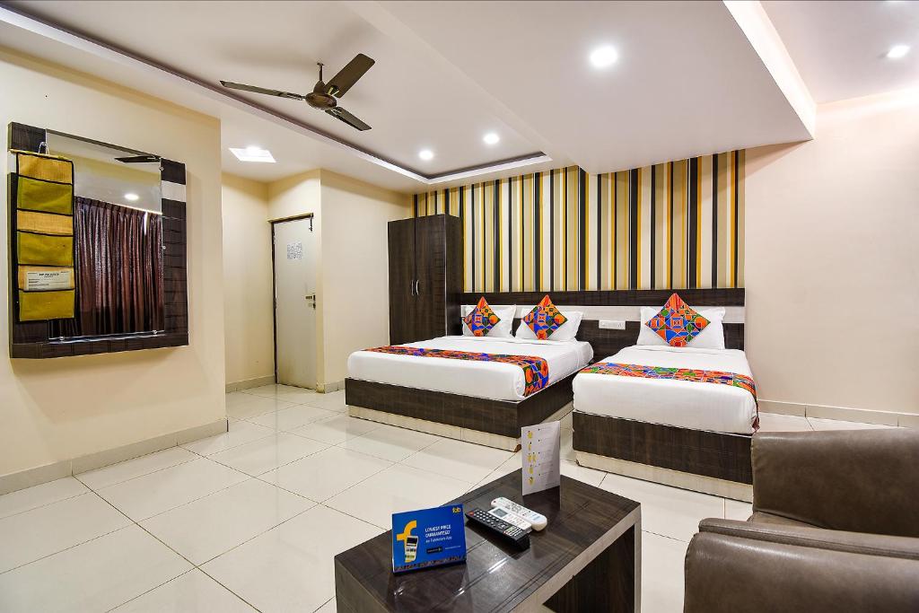 Letto o letti in una camera di FabHotel Rotano Suites - Yelahanka