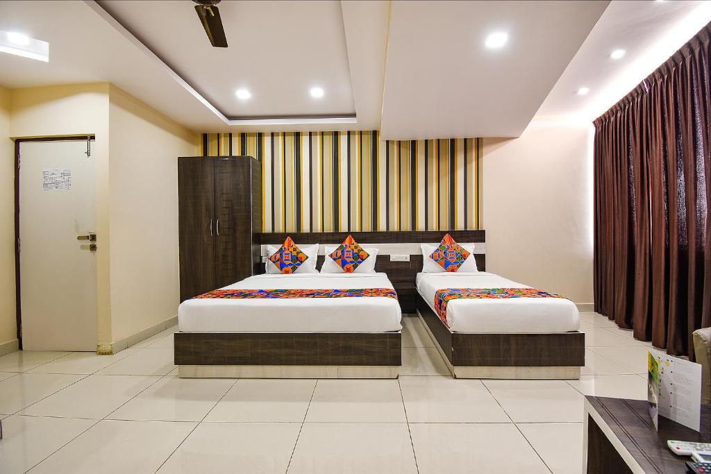 Letto o letti in una camera di FabHotel Rotano Suites - Yelahanka