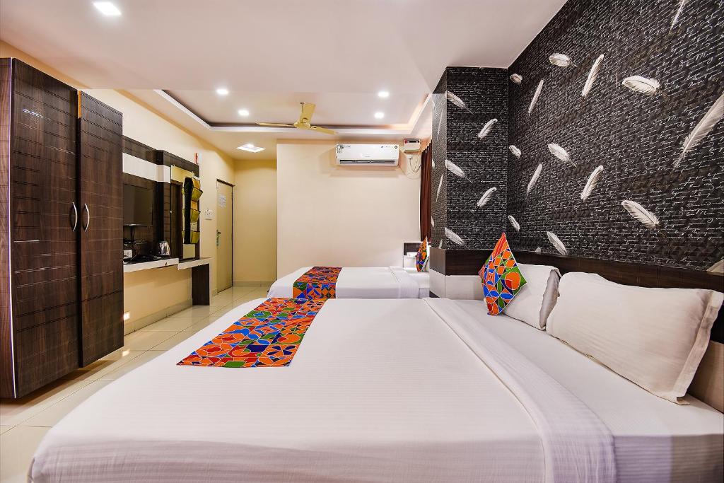 Letto o letti in una camera di FabHotel Rotano Suites - Yelahanka