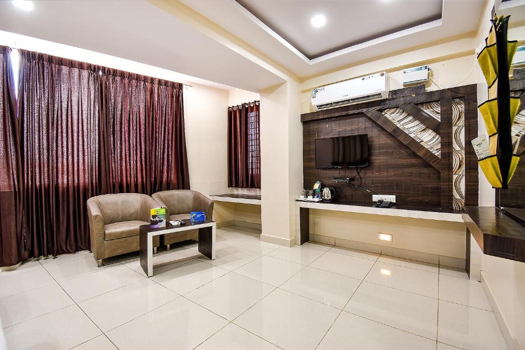 Area soggiorno di FabHotel Rotano Suites - Yelahanka
