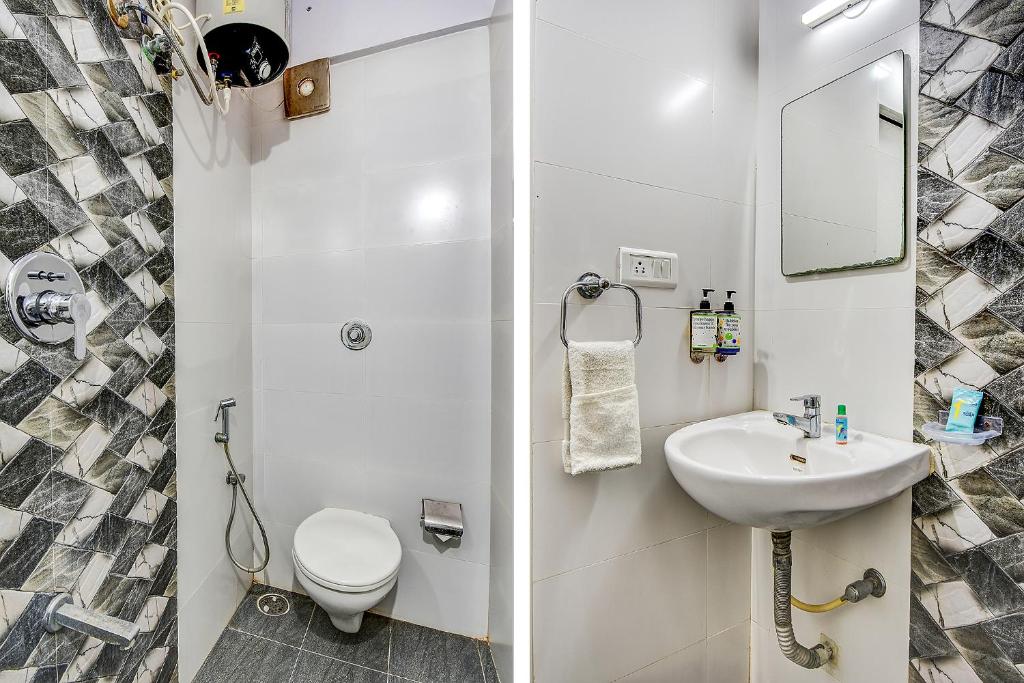 Bagno di FabHotel Rotano Suites - Yelahanka