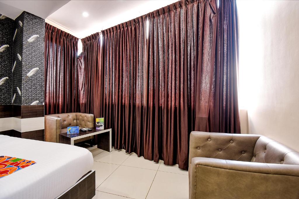 Area soggiorno di FabHotel Rotano Suites - Yelahanka