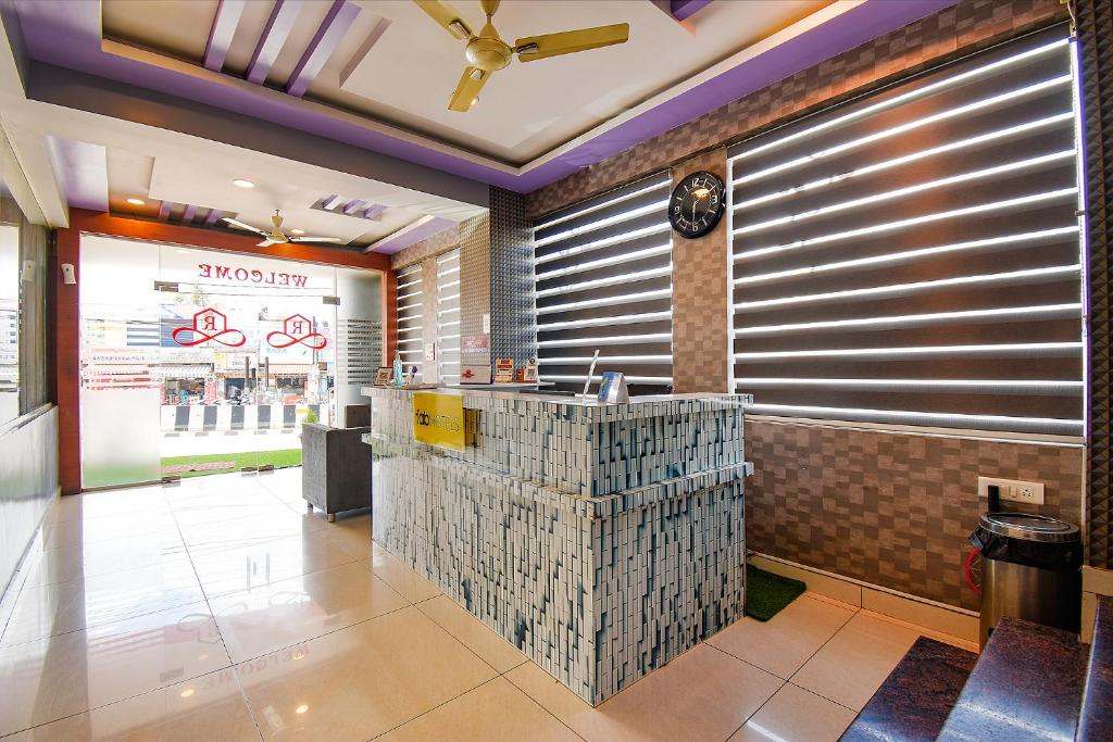 Area soggiorno di FabHotel Rotano Suites - Yelahanka
