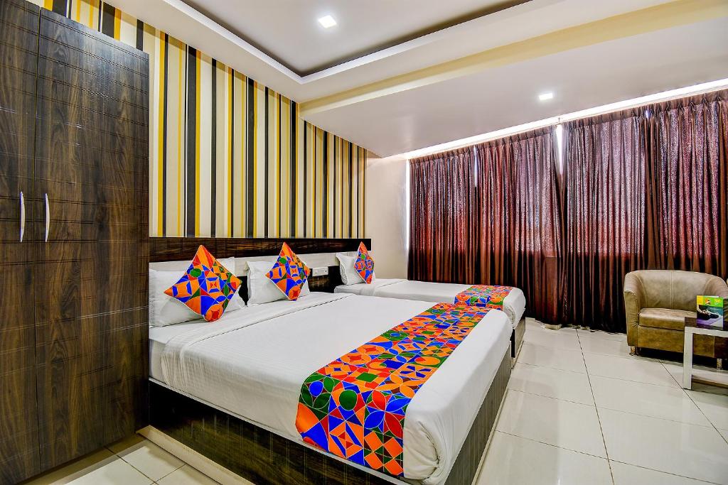 Letto o letti in una camera di FabHotel Rotano Suites - Yelahanka