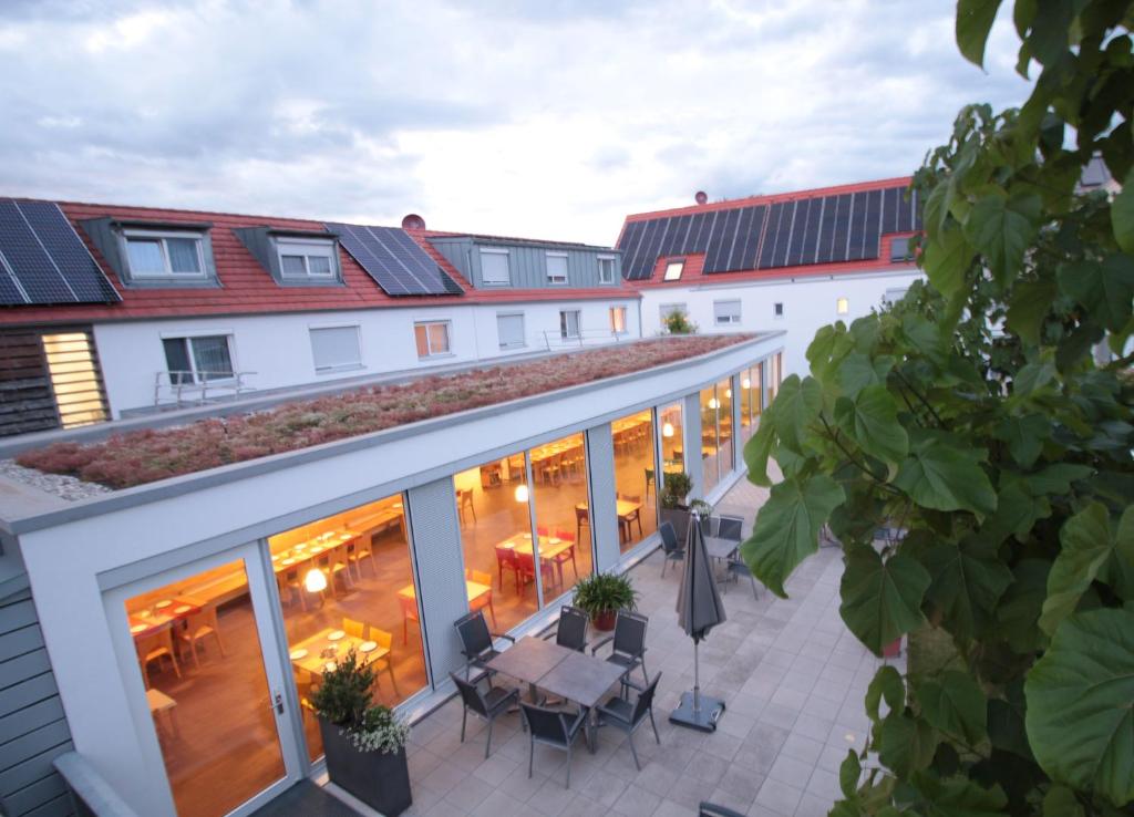 uma visão geral de um edifício com janelas e um pátio em Hotel Sunnegässle em Rust