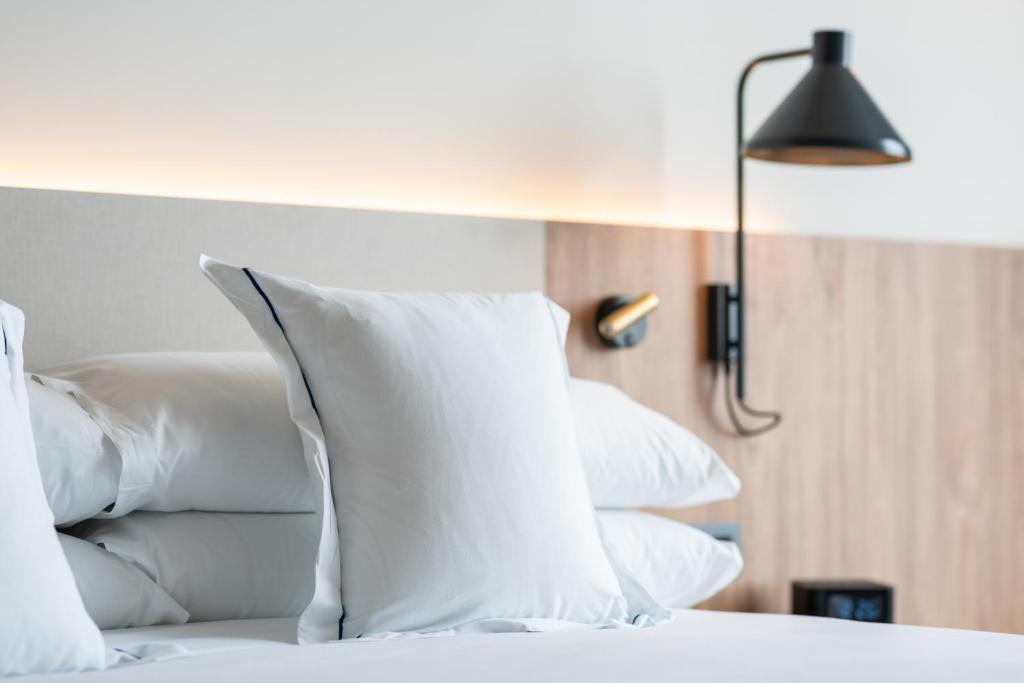 Postel nebo postele na pokoji v ubytování Hotel LIVVO Lumm