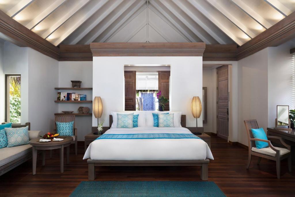 Postel nebo postele na pokoji v ubytování Anantara Dhigu Maldives Resort