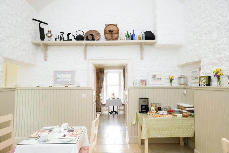Příslušenství pro přípravu čaje a kávy v ubytování Abhainn Ri Farmhouse