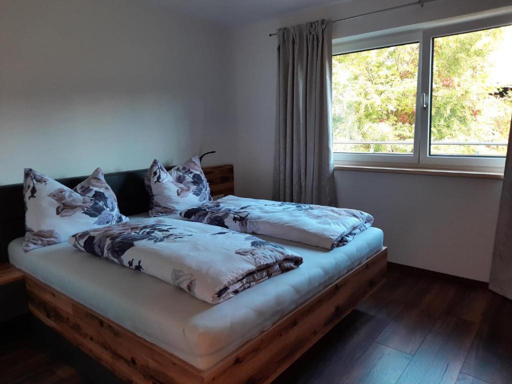 A bed or beds in a room at Ferienwohnung Silbernagel