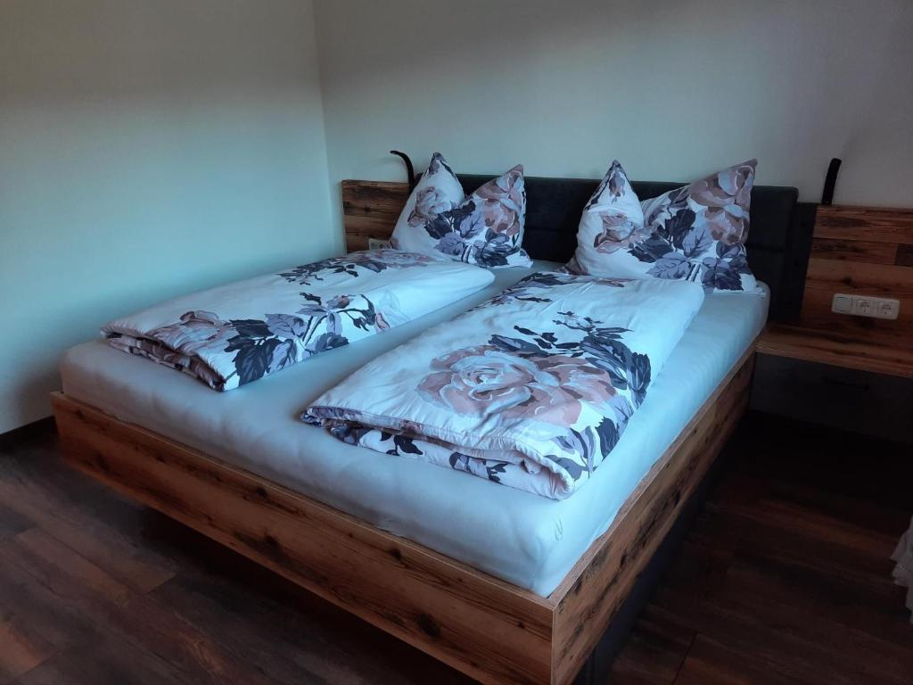 A bed or beds in a room at Ferienwohnung Silbernagel