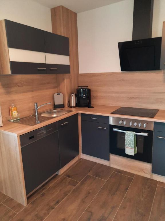 A kitchen or kitchenette at Ferienwohnung Silbernagel