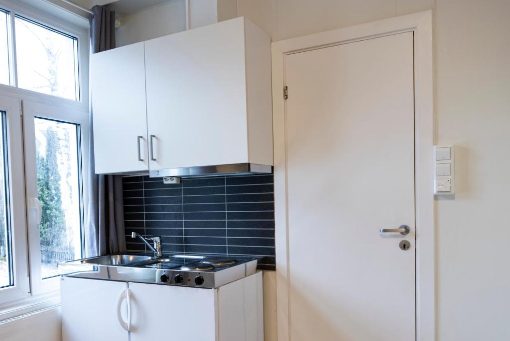 Η κουζίνα ή μικρή κουζίνα στο Lillehammer Camping - Sentrums leilighet