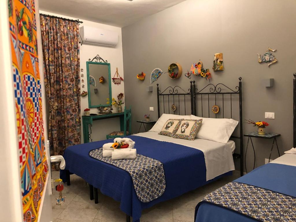 um quarto com uma cama com um edredão azul em cocciu d'amuri em Caccamo