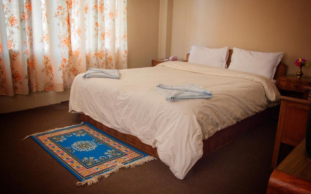 En eller flere senger på et rom på Hotel Metropolitan Kantipur