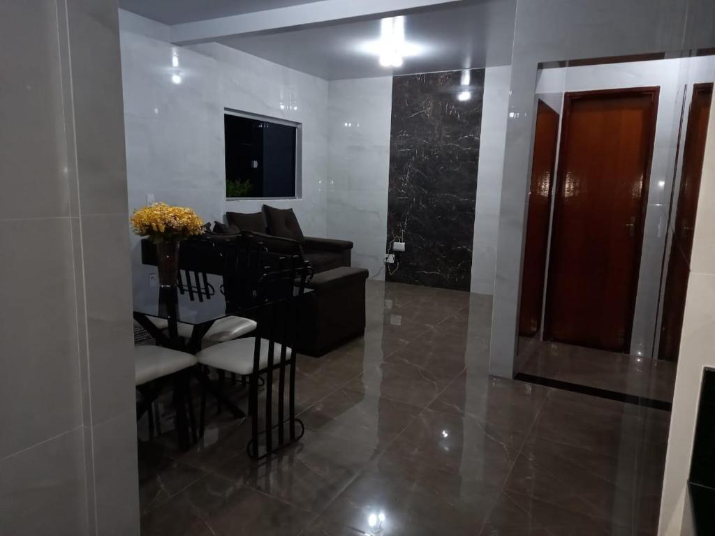 sala de estar con sofá y mesa en Casa Condomínio Ipê, Mansões das Águas Quente, en Caldas Novas