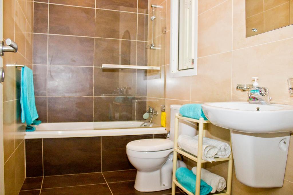 y baño con lavabo, aseo y bañera. en Modern Apartment in Swieqi Malta, en San Julián