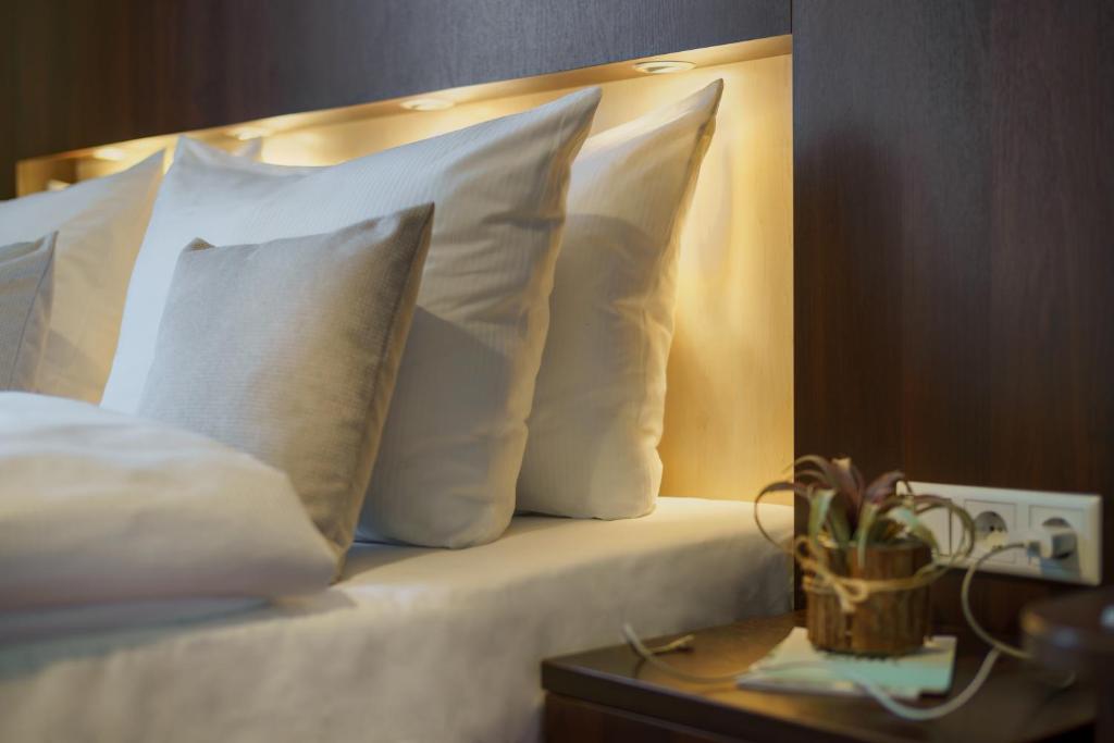 Postel nebo postele na pokoji v ubytování Hotel Graf Moltke Hamburg