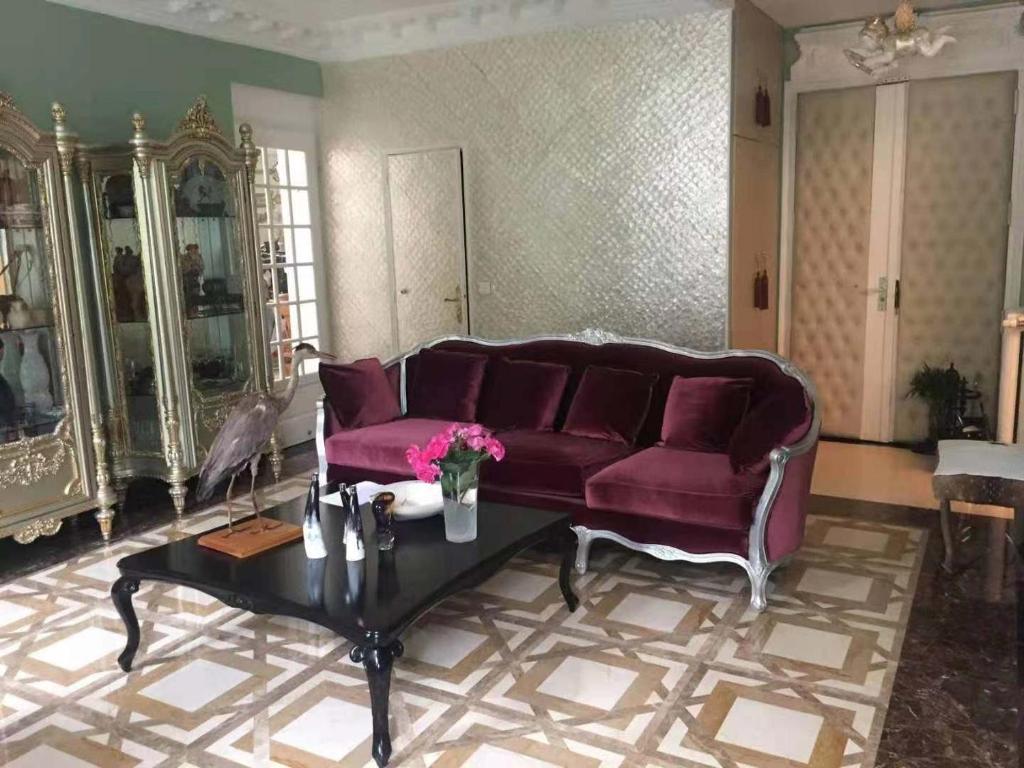 a living room with a purple couch and a table at Appart luxueux 3+1 pcs avec jardin à 3 km de Paris in Sèvres