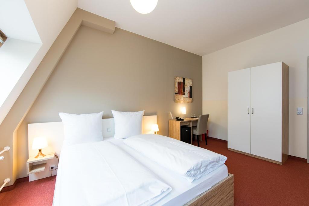Postel nebo postele na pokoji v ubytování Nu Wave Hotel Berlin - Digital Check-In 2025