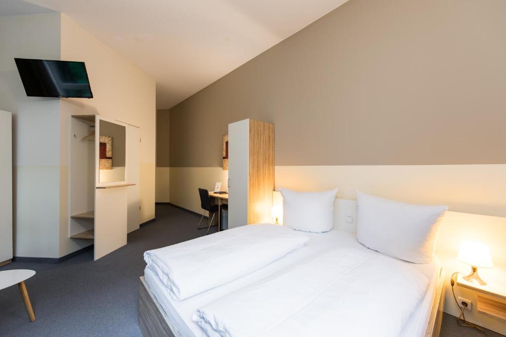Postel nebo postele na pokoji v ubytování Nu Wave Hotel Berlin - Digital Check-In 2025