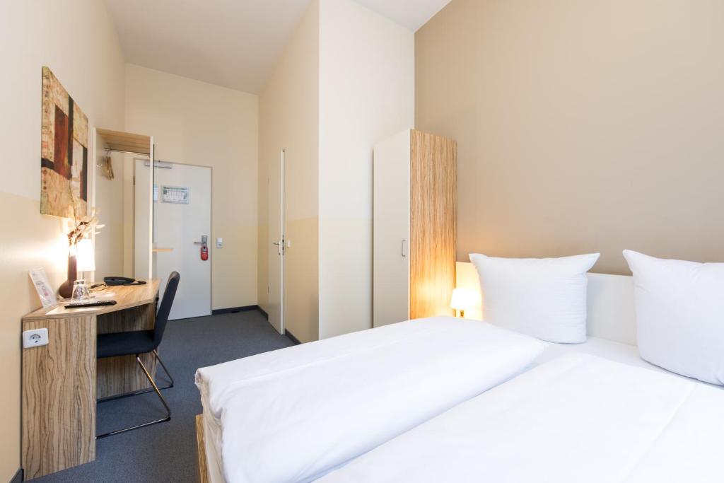 Postel nebo postele na pokoji v ubytování Nu Wave Hotel Berlin - Digital Check-In 2025