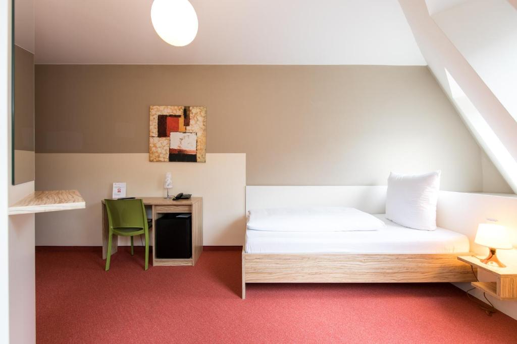 Postel nebo postele na pokoji v ubytování Nu Wave Hotel Berlin - Digital Check-In 2025