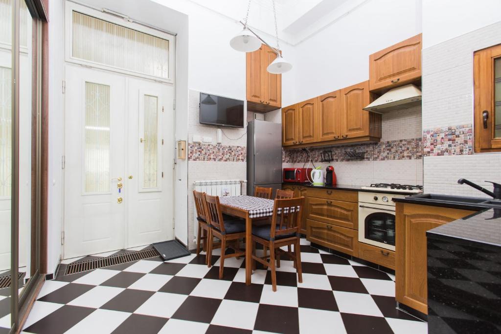 Kuchyňa alebo kuchynka v ubytovaní Grand Boulvard Apartment