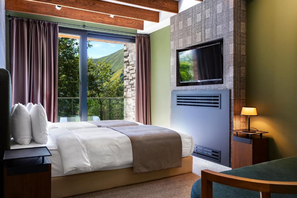 TV a/nebo společenská místnost v ubytování Marco Polo Hotel Gudauri