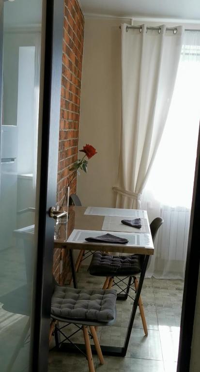 ShostkaにあるSadovyy Bulʹvar 16の窓のある部屋(テーブル、椅子付)