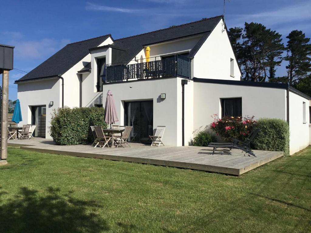 Cette maison blanche dispose d'une terrasse. dans l'établissement Sci Ti Korelo, à Guidel