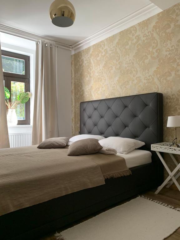 ein Schlafzimmer mit einem großen Bett und einem Fenster in der Unterkunft Royal Vega Apartment in Ljubljana