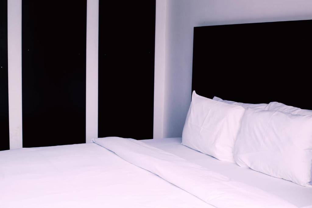 Postel nebo postele na pokoji v ubytování Hotel Capitol